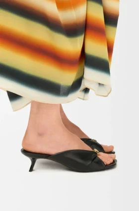 Mjuk sandal i nappa-lammskinn med pebble-mönster