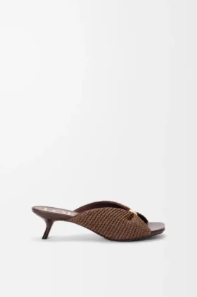 Mjuk sandal med Pebble-detalj i tyg med raffiaeffekt
