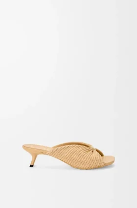 Mjuk sandal med Pebble-detalj i tyg med raffiaeffekt