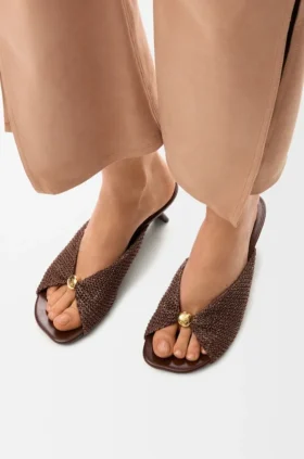 Mjuk sandal med Pebble-detalj i tyg med raffiaeffekt