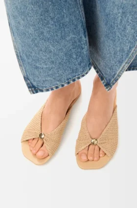 Mjuk sandal med Pebble-detalj i tyg med raffiaeffekt
