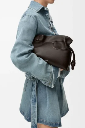 Panta Medium Flamenco-clutch i glansigt kalvskinn