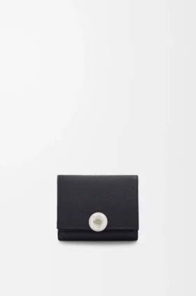 Pebble-plånbok i tre fack i kalvskinn med Pebble-struktur