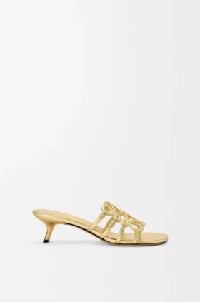 Petal Anagram-sandaler i laminerat lammskinn