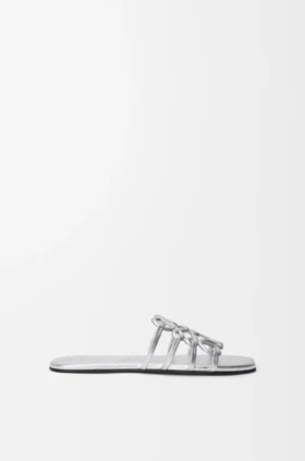 Petal Anagram-sandaler i laminerat lammskinn