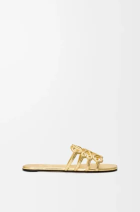 Petal Anagram-sandaler i laminerat lammskinn