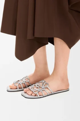 Petal Anagram-sandaler i laminerat lammskinn