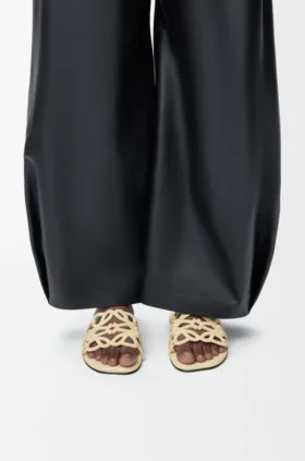 Petal Anagram-sandaler i strassprydd mocka
