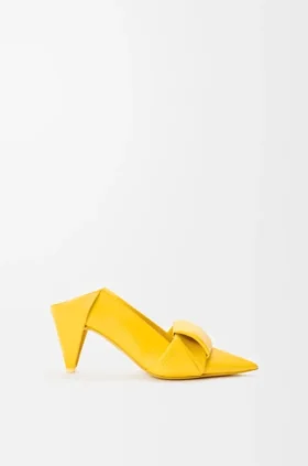 Pumps med origami-inspirerad flik bak i lammskinn