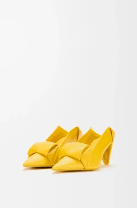 Pumps med origami-inspirerad flik bak i lammskinn