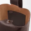 Stor Pebble Bucket i smidigt kalvskinn med struktur Stor Pebble Bucket i smidigt kalvskinn med struktur