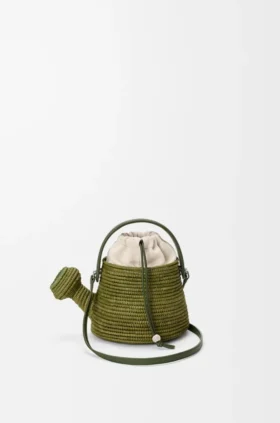 Vattenkanna-väskan i raffia och kalvskinn