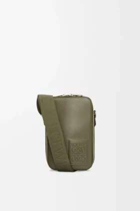 Vertikal crossbody-ficka i satinbehandlat kalvskinn