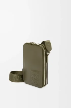 Vertikal crossbody-ficka i satinbehandlat kalvskinn